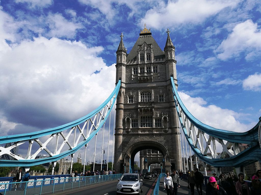 前面就是塔桥(tower bridge), 伦敦塔桥 塔桥是伦敦的标志性建筑之一