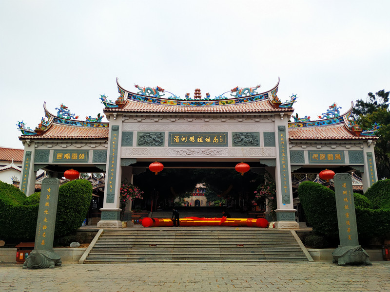 住的店,床头窗户可以看见大海 湄洲岛,妈祖祖庙,山前牌楼 办完人住