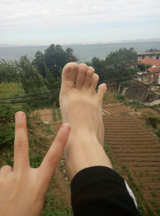 百无聊赖的我,坐在院子里闲拍,脚丫子晒得都两个色度了.