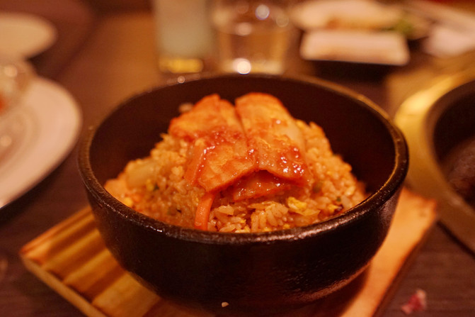 石锅泡菜炒饭35元:把石锅内的泡菜均匀搅拌后,带点焦锅底的香喷喷拌饭