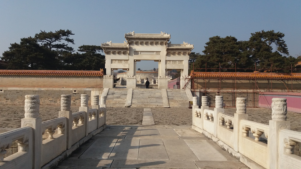 慕陵以精致小巧的建筑模式,清丽淡雅的建筑风格,工艺卓绝的楠木雕龙