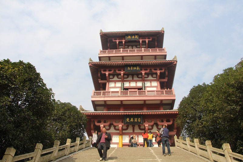 武昌楼矗立于西山椅子山顶,登楼远眺,鄂州黄州景观尽收眼底.