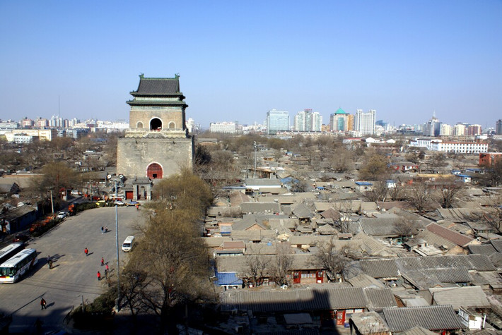   在鼓楼上看钟楼和老北京四合院