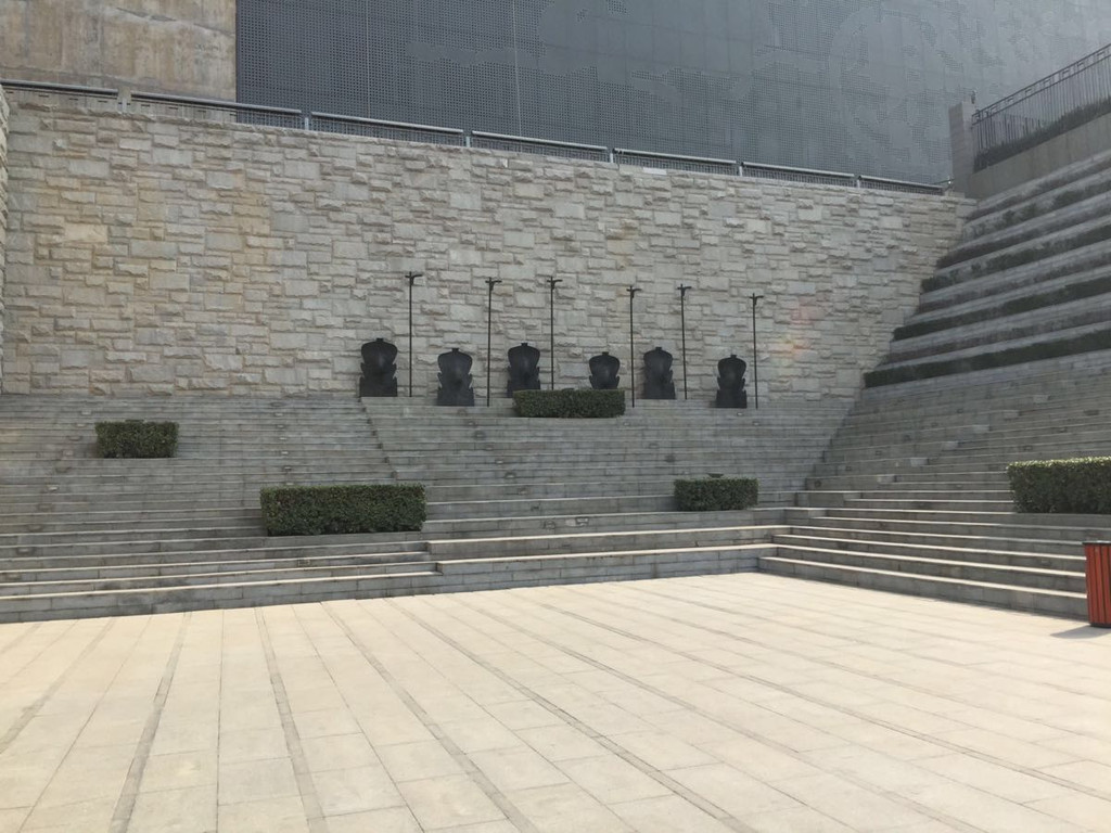 秦二世皇帝陵遗址公园位于西安曲江湖南岸,毗邻南湖遗址公园.