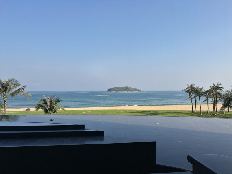 我觉得石梅湾的海景要比三亚的更美,沙滩和海水也更干净,而且人还比较