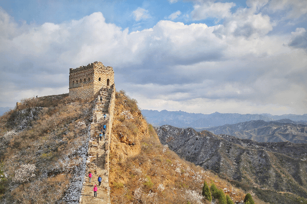 长城起源很早,经过几千年的岁月,有些早已湮灭,有些仍矗立在崇山峻岭