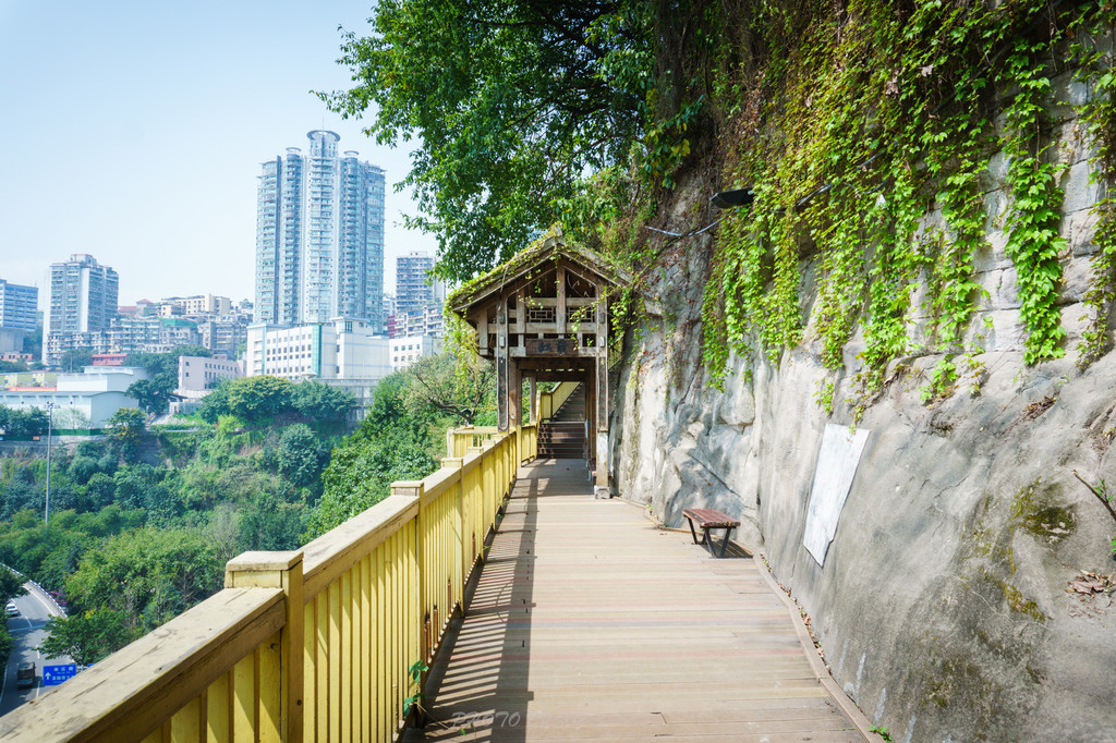 山城步道一景,建于陡峭的崖壁之上.