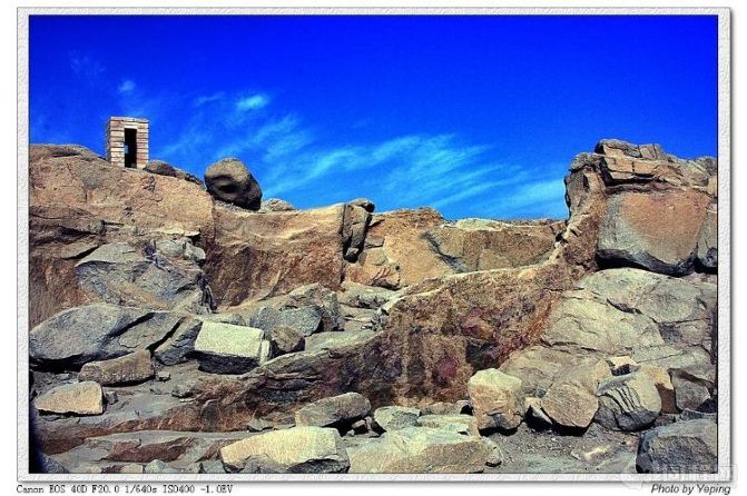 神庙返回陆地,乘车到达阿斯旺城郊1公里处的另一遗迹——古代采石场