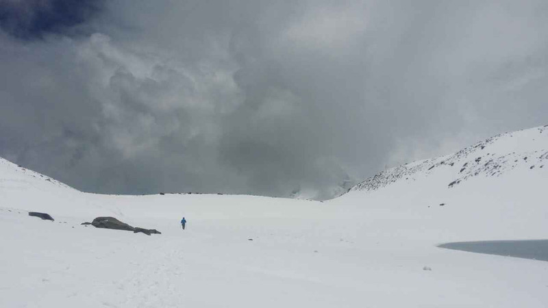 渺小的我,在雪地中独行,离开了tilicho lake