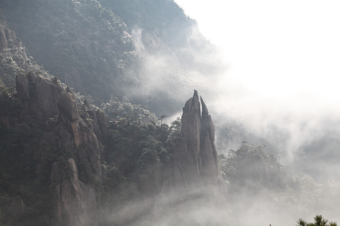 灵秀俏三清:山蒙岩峻雾似海,云秀峰奇水至清