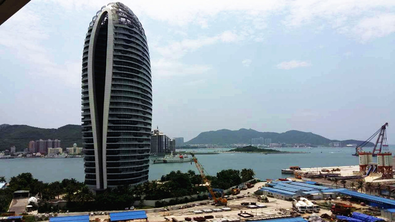 对于凤凰岛,设计师马岩松如此描述:"凤凰岛的主体建筑底下小,中间大