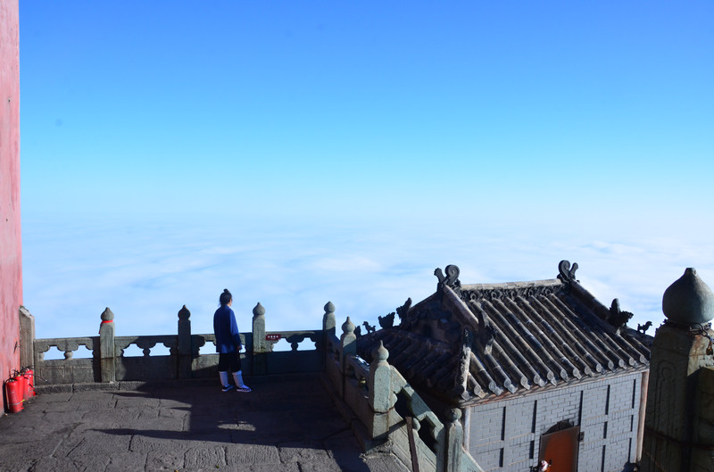 今天的云海实在太夸张了,几乎是360度都有,整个武当山峰就像琼台楼阁