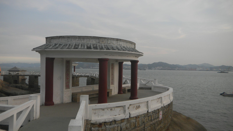 菽庄花园十大景点之一的四十四桥,是花园主人在四十四岁时建的一座桥.