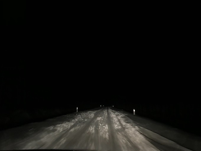 吃了晚饭赶100多公里夜路前往北极村,雪地赶夜路很危险(师傅辛苦,师傅