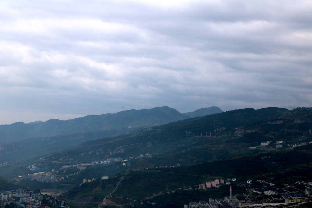 在蒙蒙细雨中,我们驱车经过"山路十八弯,来到了古蔺著名风景区黄荆