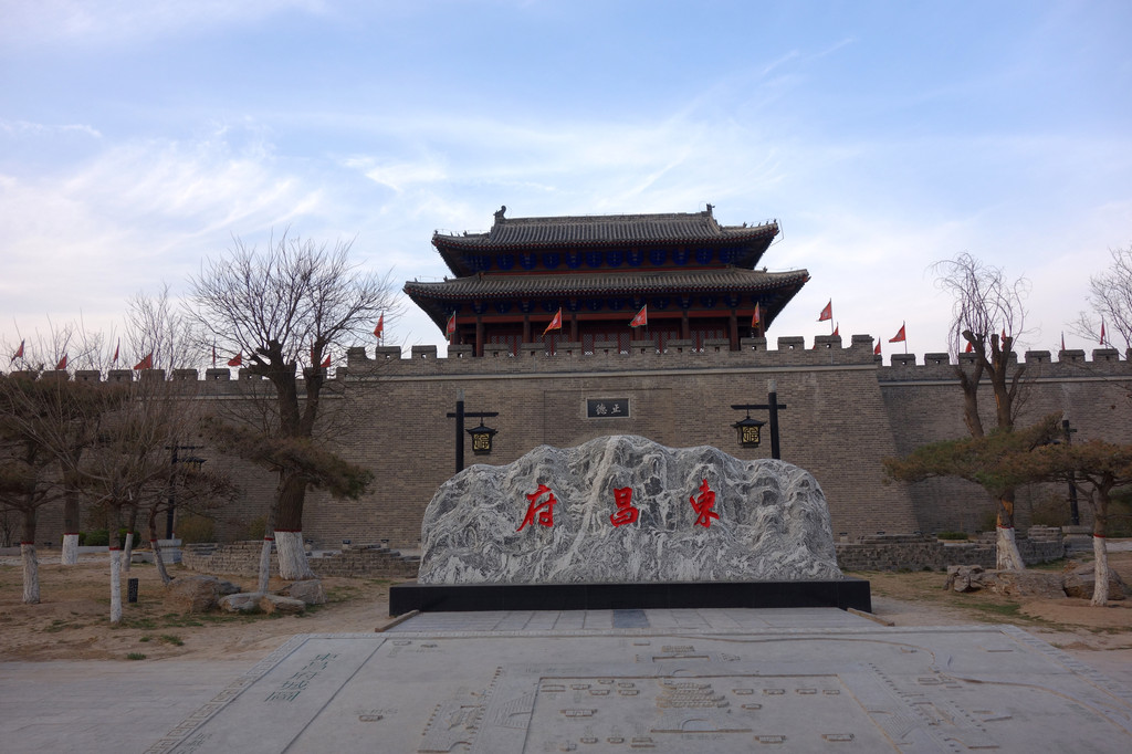 穿过南城门,一块大石上写有"东昌府"三字.