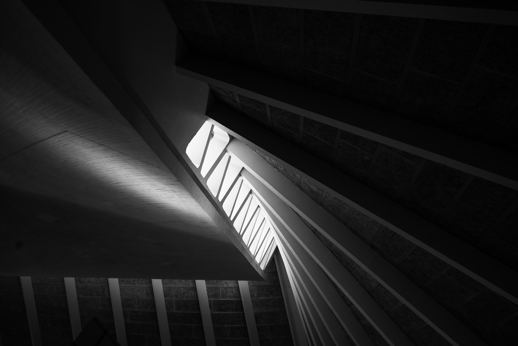 恰好赶上一束光从design museum上边的玻璃照进来.