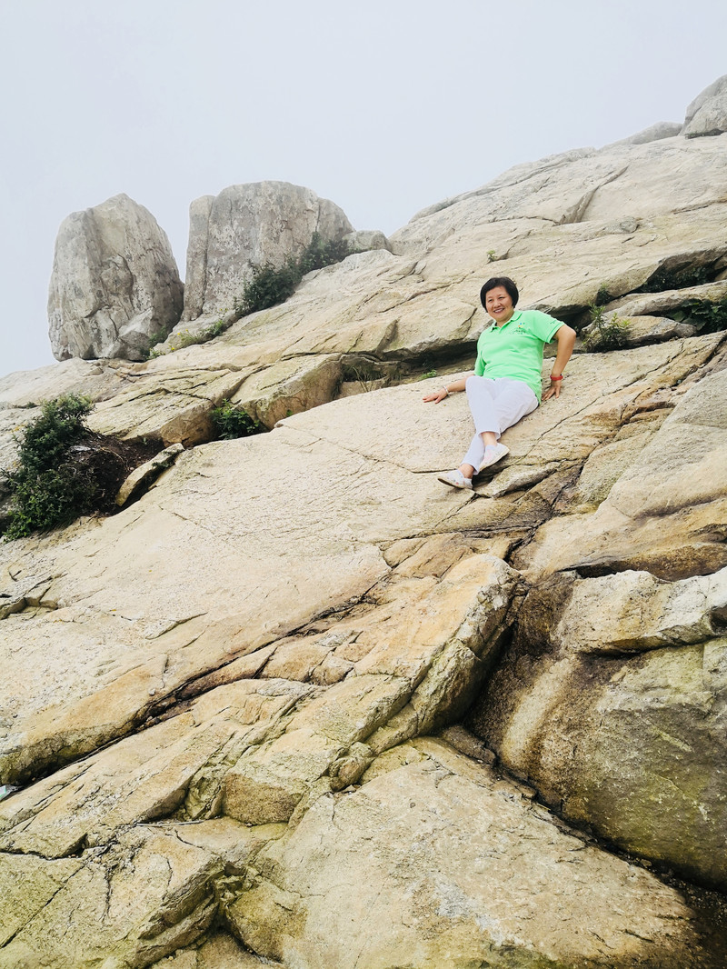 玉皇顶是泰山主峰之巅,玉皇庙是皇帝登封泰山时祭天之处,玉皇顶有傲视