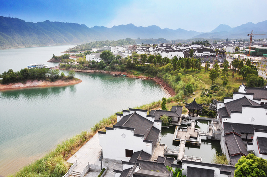 17:3021:00 大巴抵達文淵獅城鉑瑞酒店入住 【DAY 2】8月20日 08:00-09:00 文淵獅城鉑瑞酒店自助早餐 09:30-11:00 游覽文淵獅城 11:30-12:30 入住藝宿童玩民宿 12:30-13:30 午餐 14:00-17:30 游覽文淵獅城 18:00-19:00 晚餐 21:30-22:00 返回藝宿童玩民宿 【DAY 3】8月21日 8:30-09:30 文淵獅城鉑瑞酒店自助早餐 09:30-11:00 鉑瑞無邊泳池 11:30-12:30 午餐 13:00-17:3