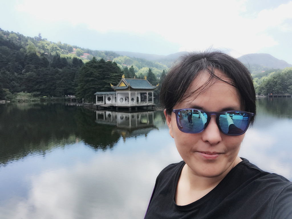 赶上正午阳光,光线正好,阳关打在湖面上,波光粼粼,湖岸蓊蔚的树木倒影