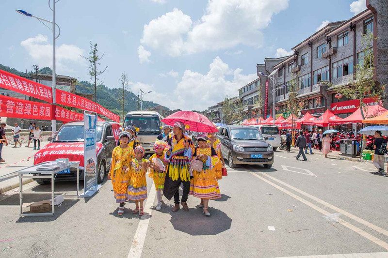 叙永县摩尼镇苗场节助推旅游农特产品销售!