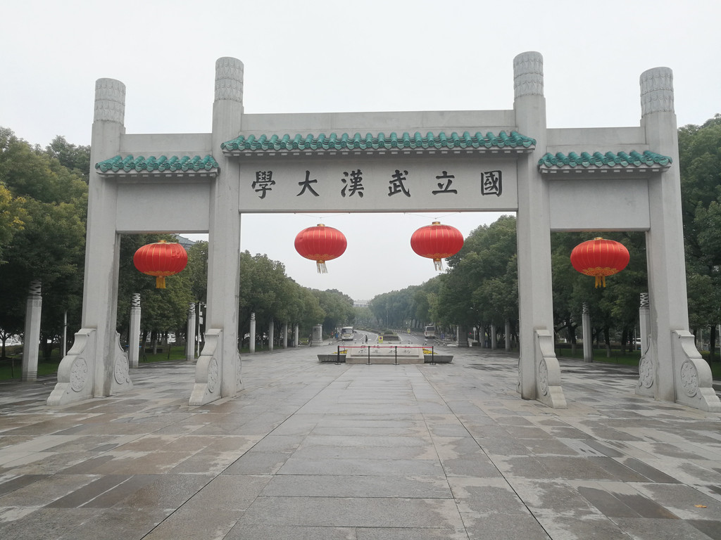 武汉大学正门,当时已经放假了,整体来说校园里没什么人,但是建筑很