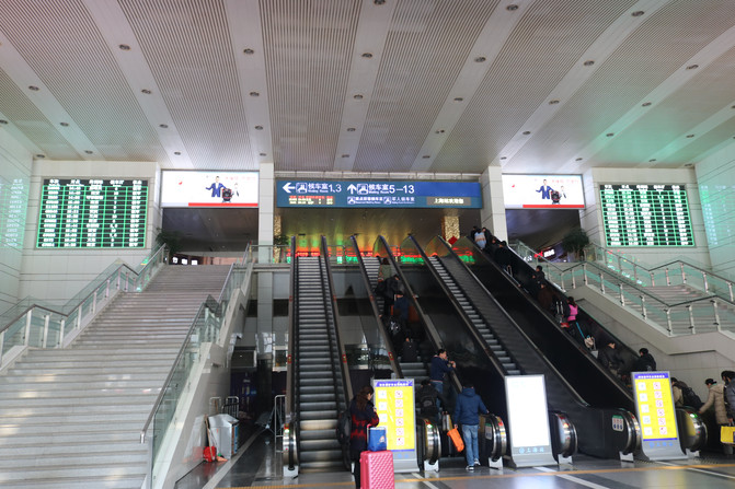 然后,就到了上海火车站.放一张在候车室前拍的图