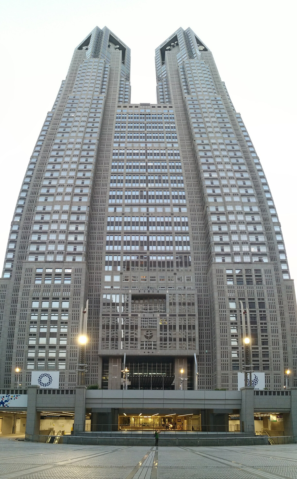 东京都厅大厦,新宿西口的象征性建筑,高达243米,离新宿站很近,步行10