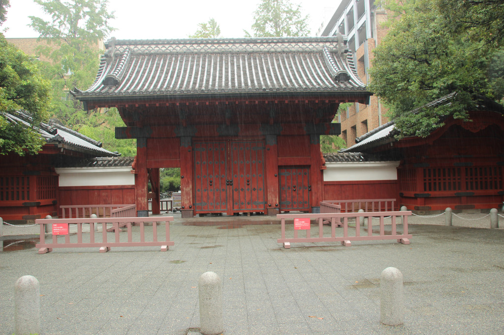 赤门是日本东京大学本乡校区在本乡通侧的一个大门