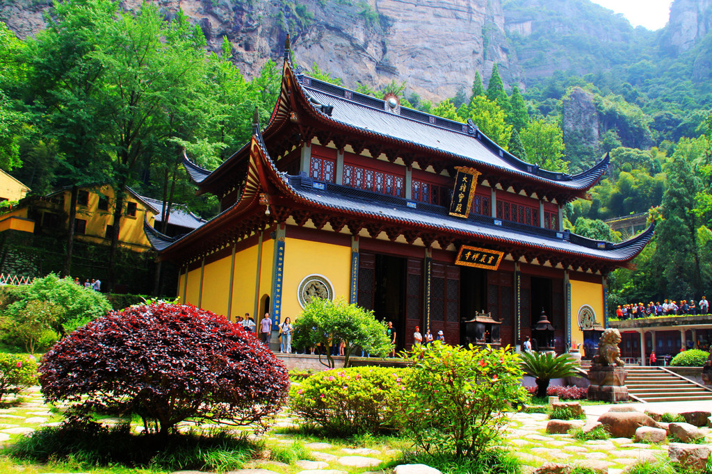 灵岩寺始建于北宋,在雁荡山的寺庙群中地位崇高,位居雁荡十八刹之首.