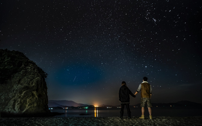 夜晚的天使之路更加披上了一层浪漫的薄纱,迎着满天繁星,听着海浪的