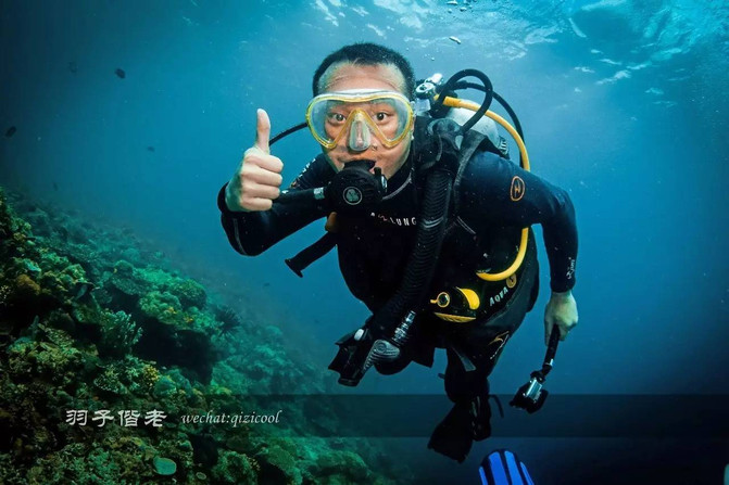 下次在水下拍照不用竖起大拇指这个手势了,懂的都说,别人看了以为你