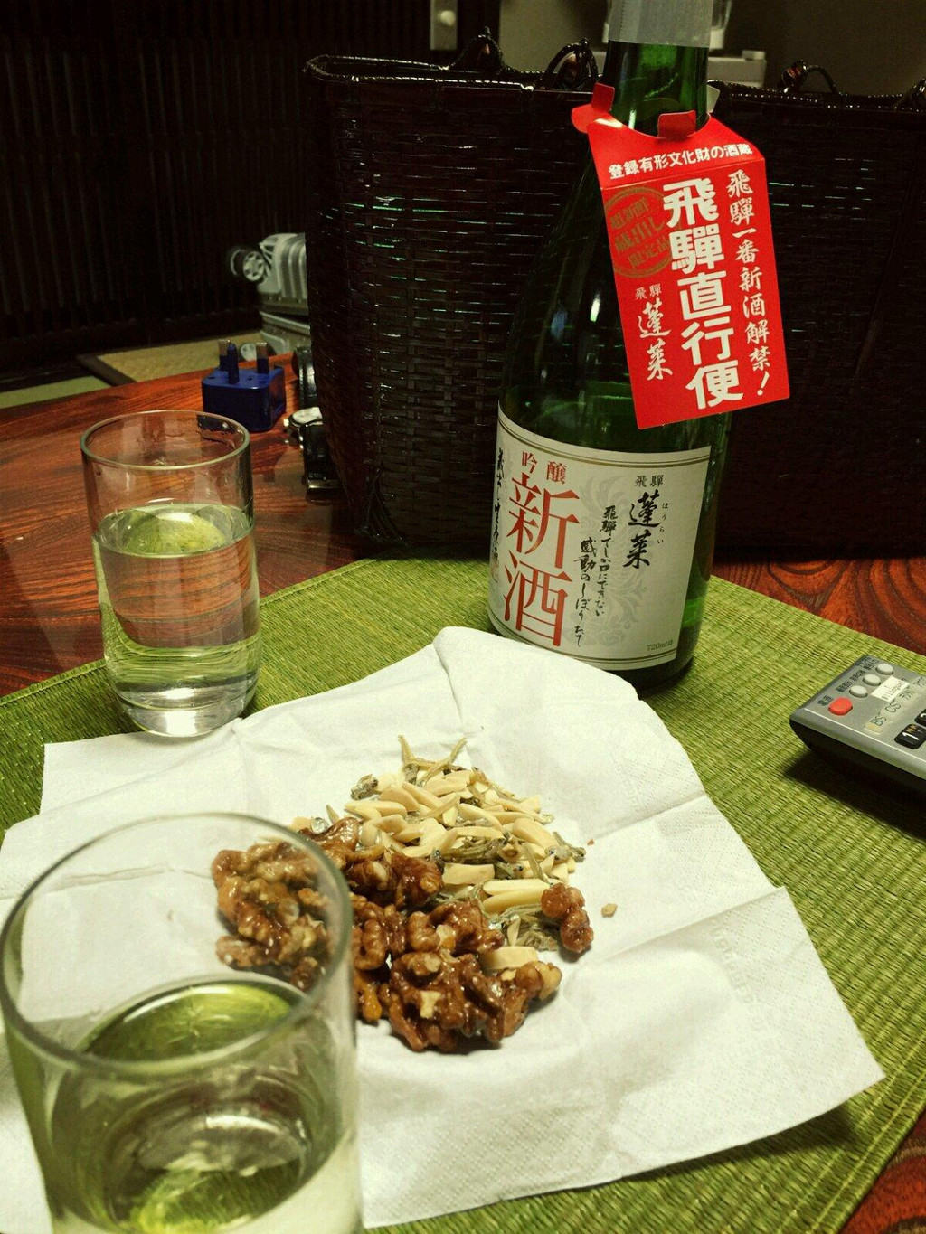          回到酒店泡完温泉,喝酒