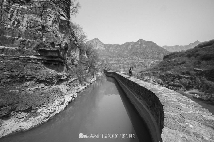 渠首拦河坝建在山西省平顺县石城侯壁断下,以漳河为水源.