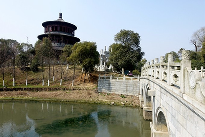 八大山人梅湖景区 环境挺好的,小桥流水,亭台楼阁的