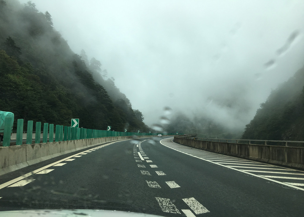 过泥巴山隧道后——阴晴两重天