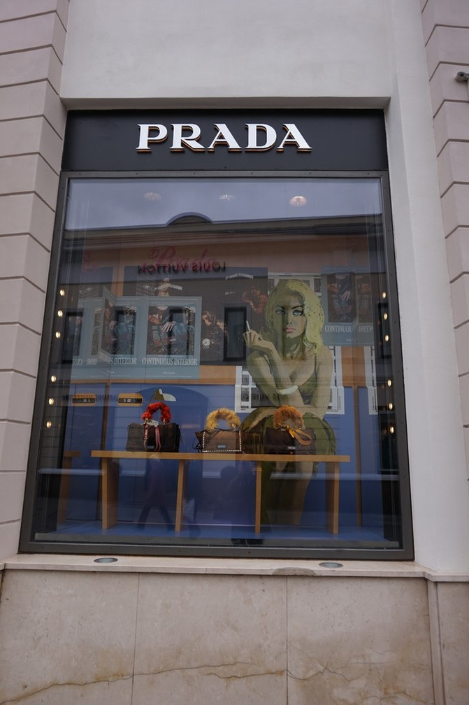 prada专卖店的展示橱窗