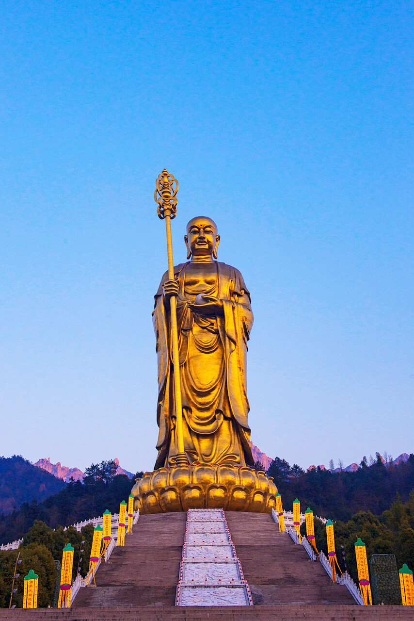 它高99米,与九华山99座山峰,金地藏享年99岁寓意相一致.