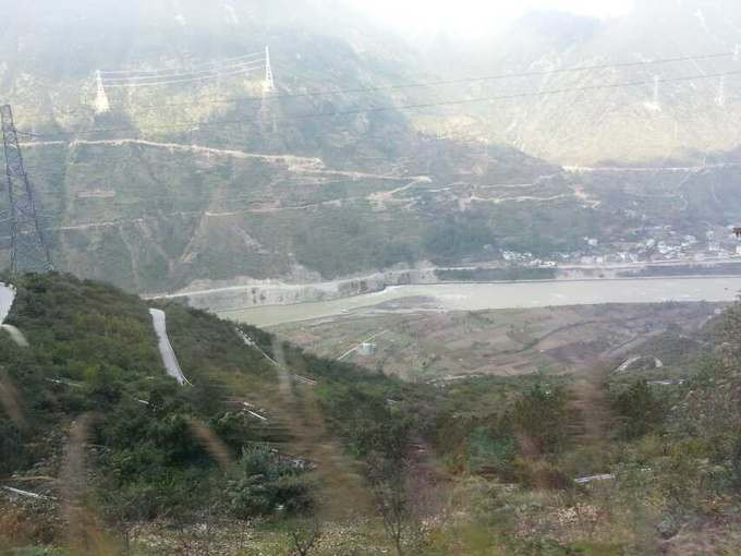 顺著大渡河而下