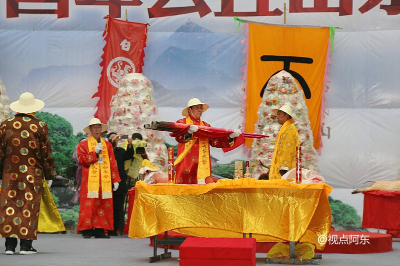 数万游客云丘山中和节祈福 祭天大典场面壮观