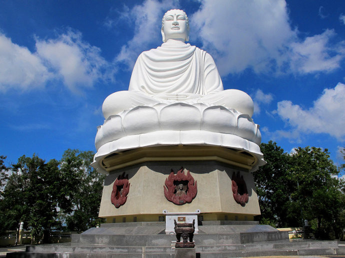 充满中国风的越南芽庄龙山寺