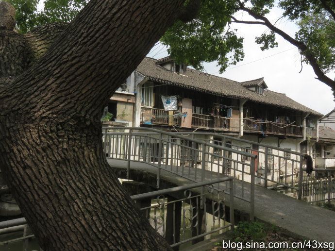 庄行镇市河边的老旧民居建筑. 庄行老镇的西大街正在进行整体修善.