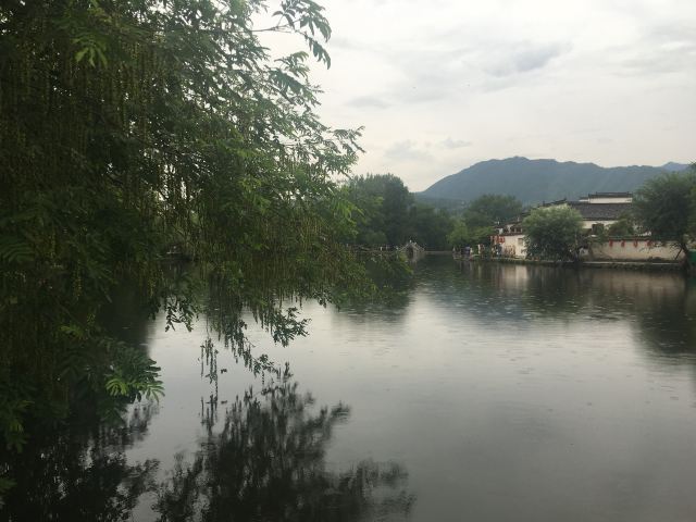 下起了蒙蒙细雨,水墨风景一般的古村,是否更有意境呢?