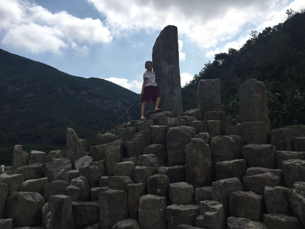 我们承诺一定会带她到海边后,才说服她就近先看火山岩.