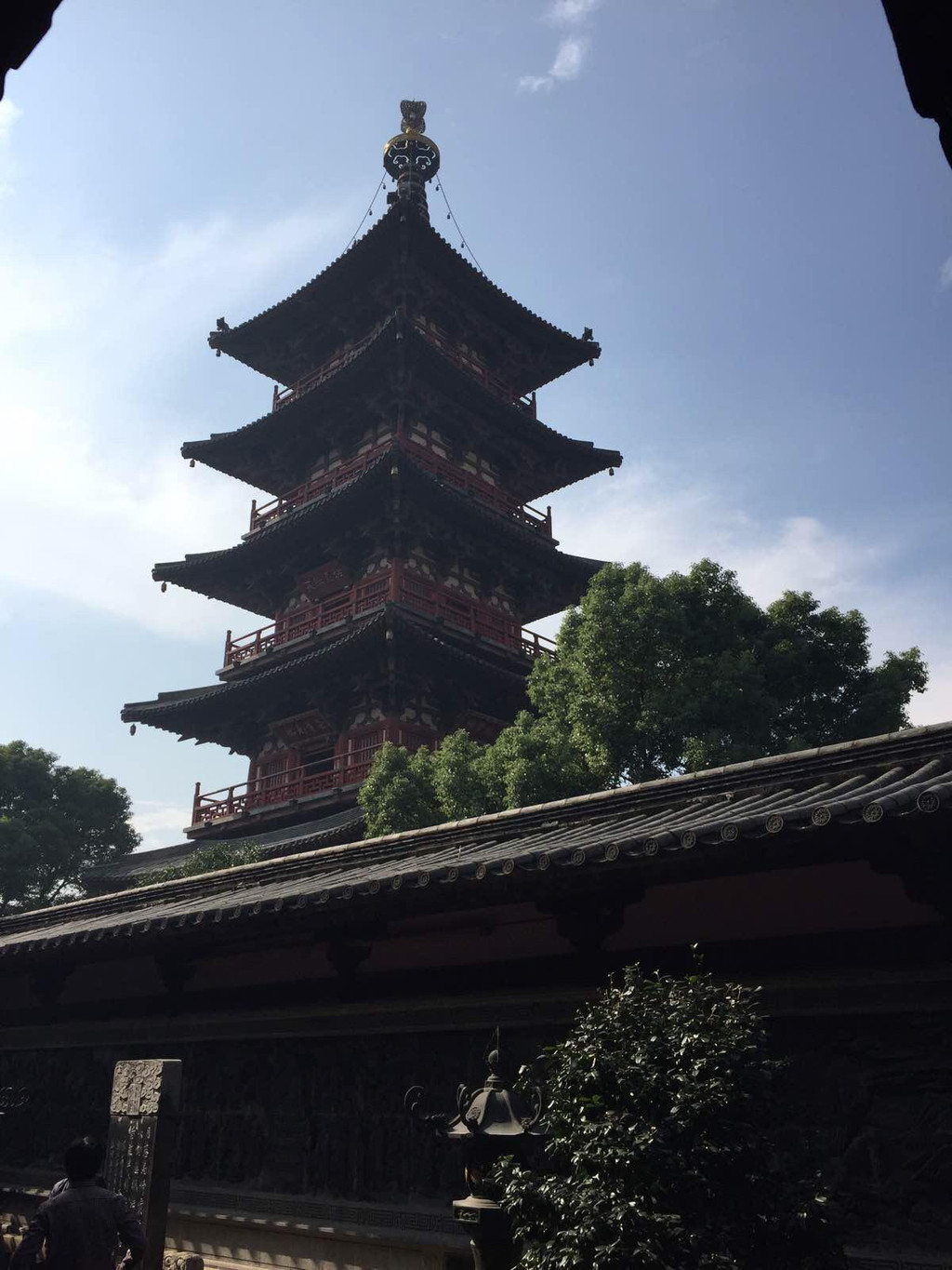 姑苏城外寒山寺 ,夜半钟声到客船.