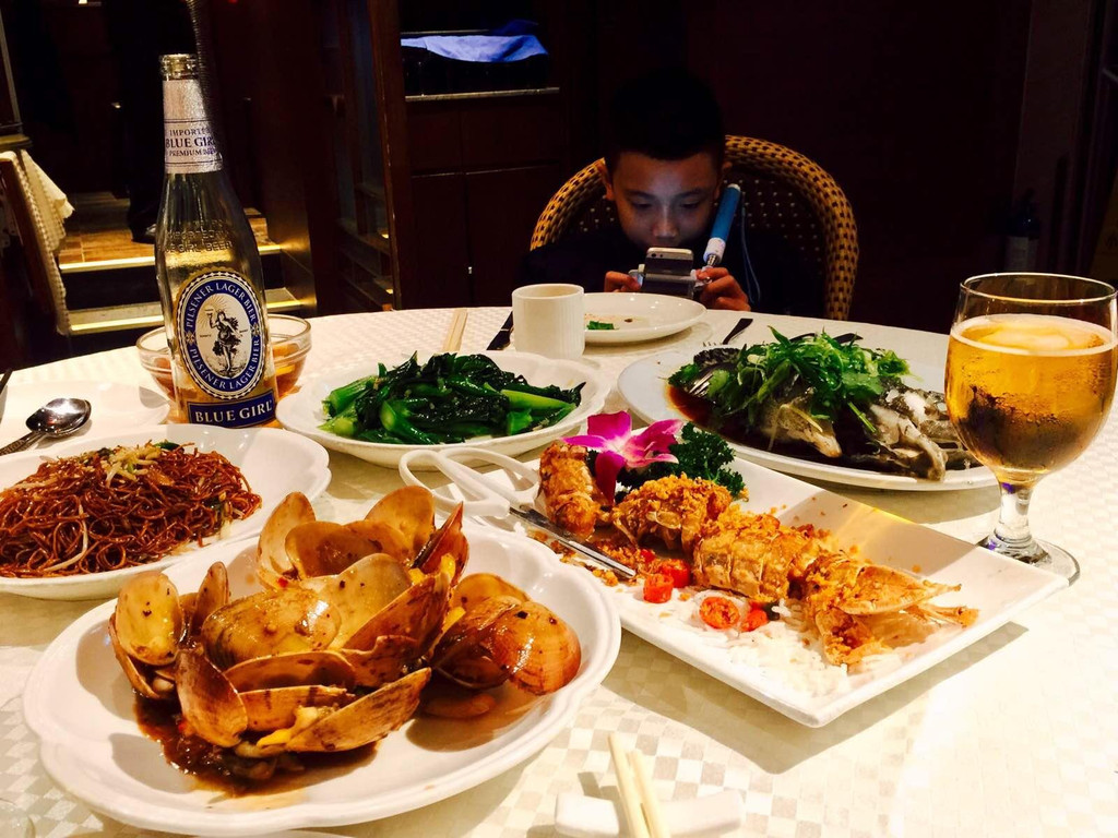 三个人吃饭,其实很难点菜,满眼看到的都想试一下但吃不下那么多.