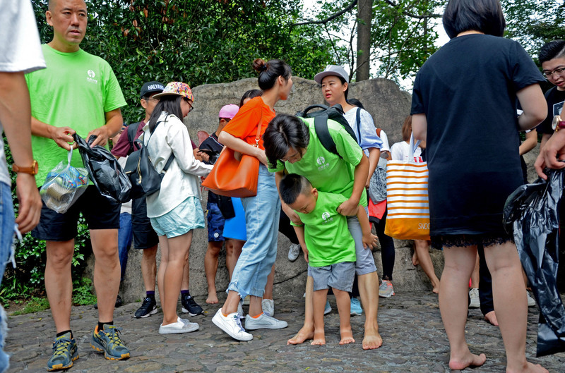 光着脚丫,嬉笑,奔跑… 9月9日,赤脚徒步 一场很酷的活动 九溪的清晨