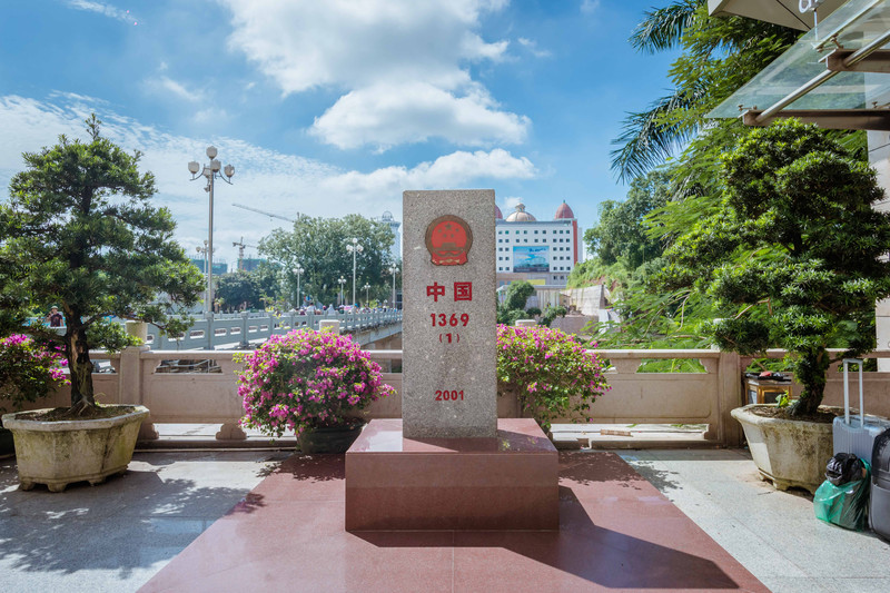 往前一步是越南的芒街口岸,退后一步是中国防城港的东兴口岸,一条100