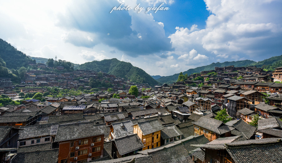 无论天气如何变化,这里最美的风景,还是这片梦幻般的苗家山寨.