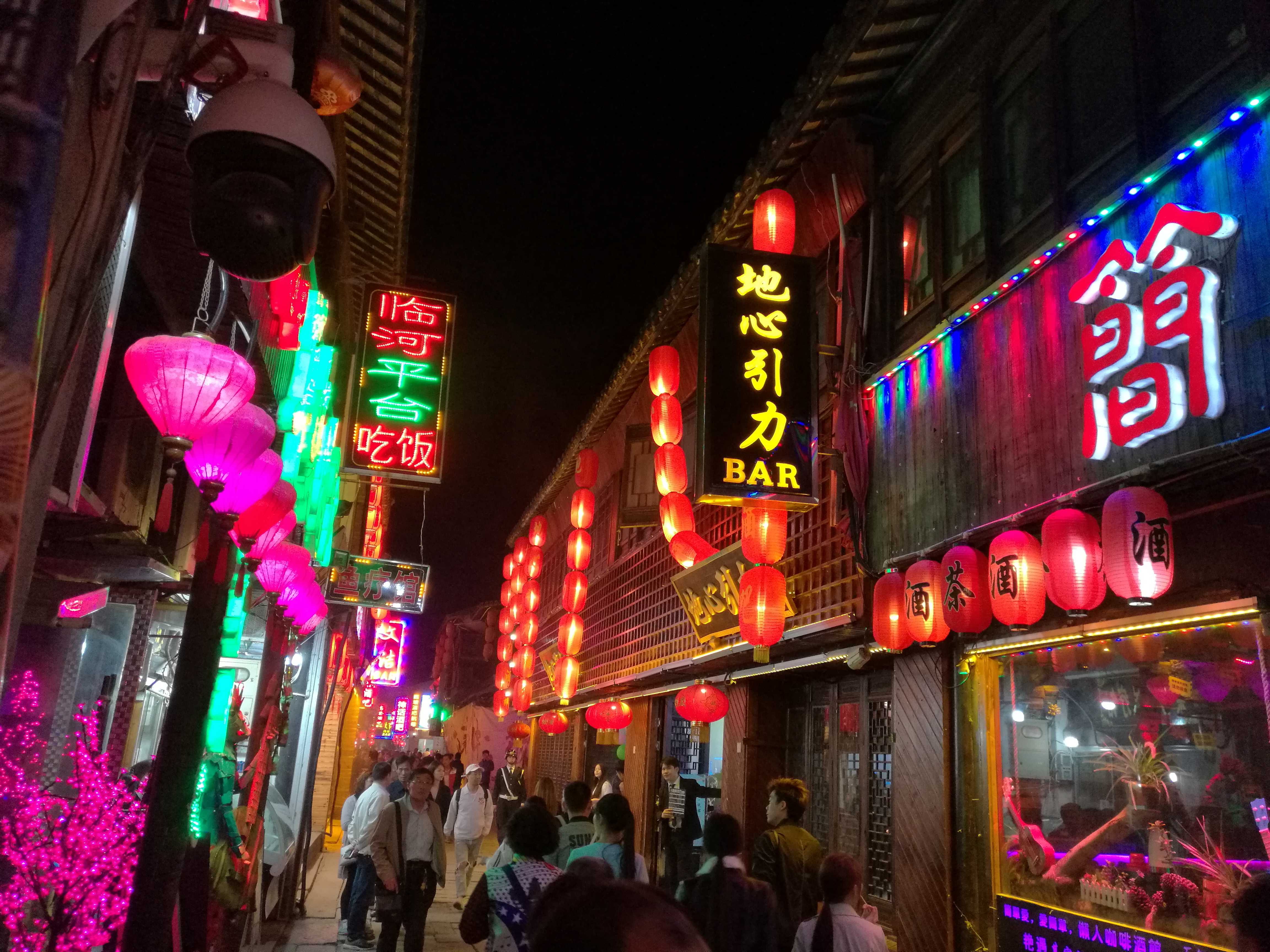 令人驻足 提到西塘的夜晚 总会提到酒吧一条街的灯红酒绿 这时候(平日